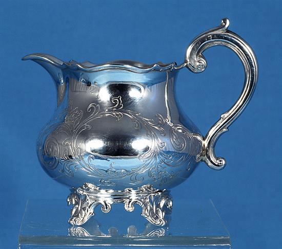 An early Victorian silver cream jug, Height 4”/105mm Width to handle 4 ¾”/120mm Weight: 4.4oz/124grms